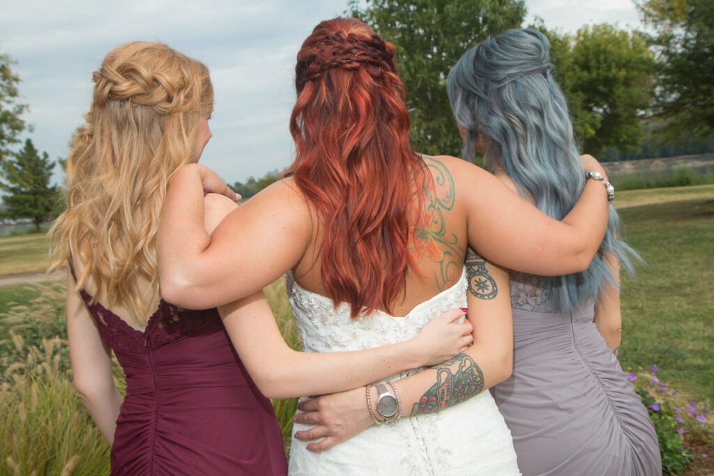 Jessica and her bridesmaids close to each another