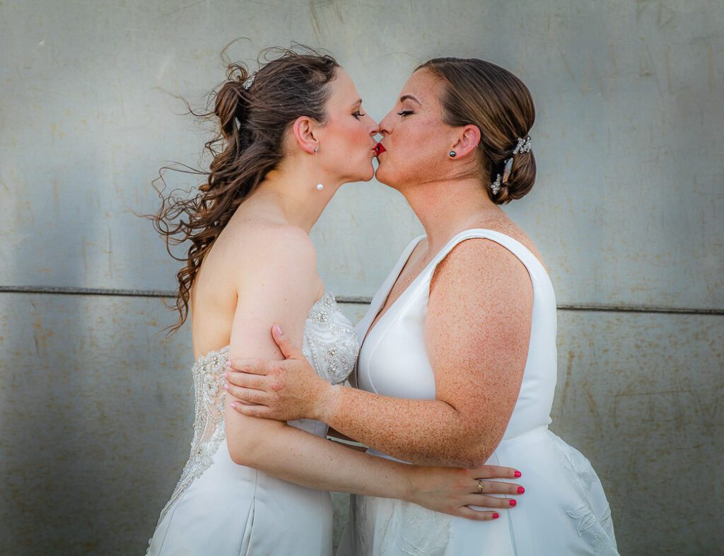 The brides kissing at the Gateway Arch