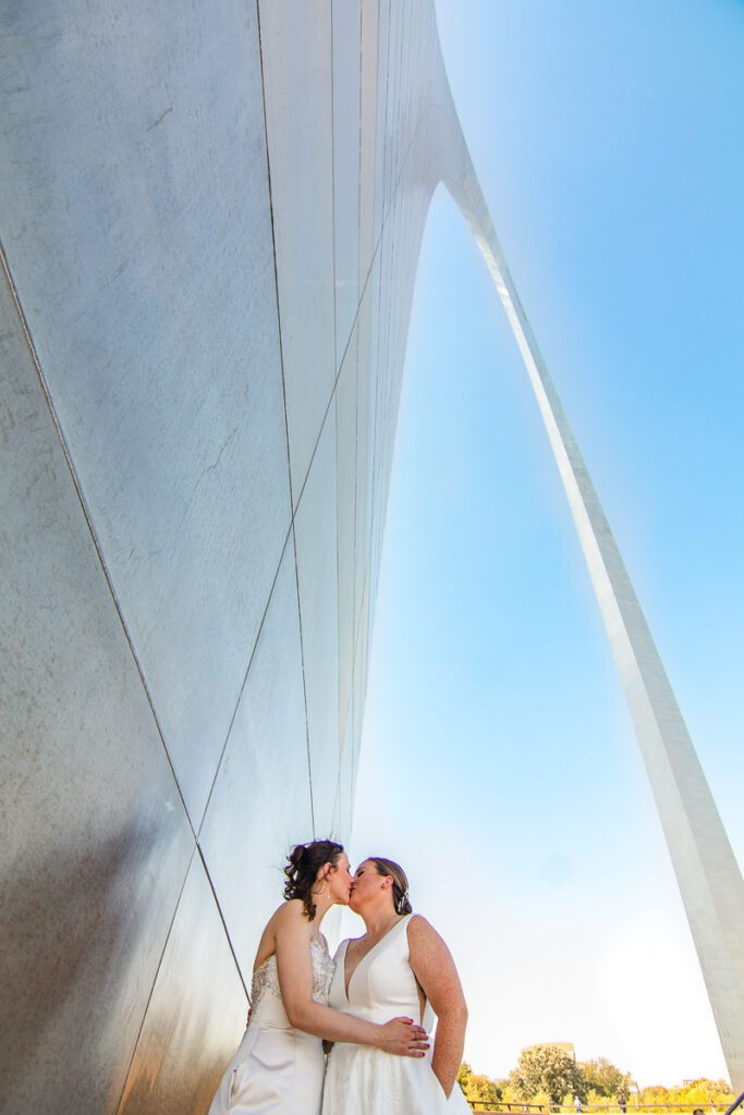 The brides kissing under the Gateway Arch