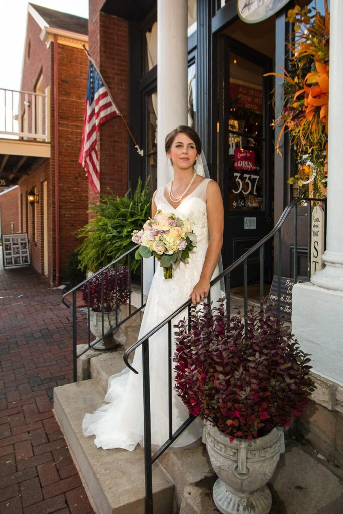The bride at the stairs of a building